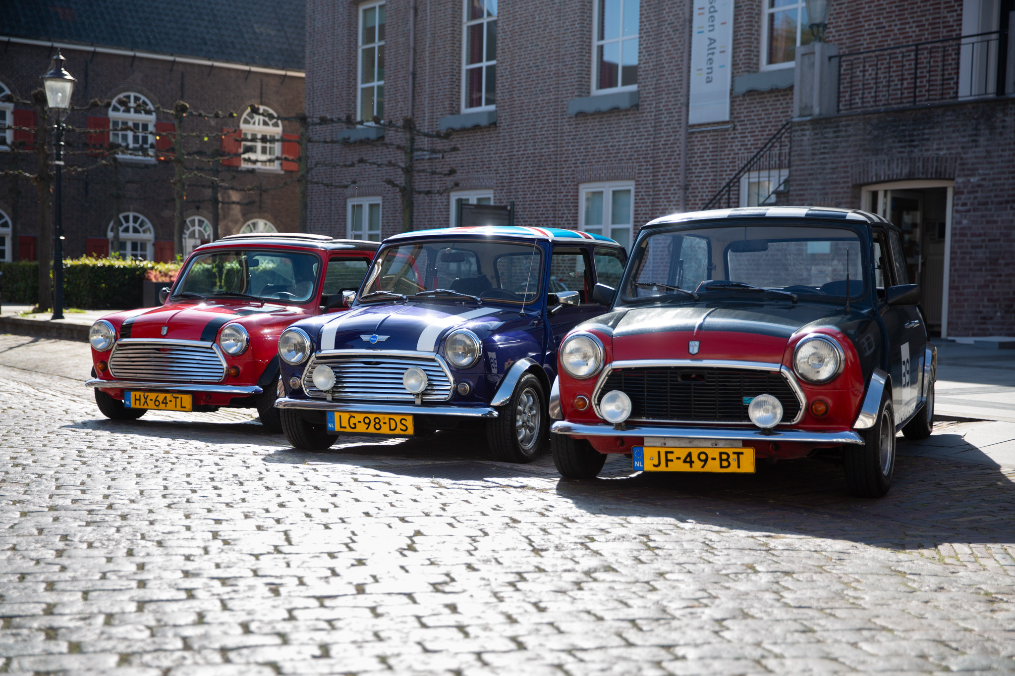 Drie Classic Mini’s bij een historisch gebouw